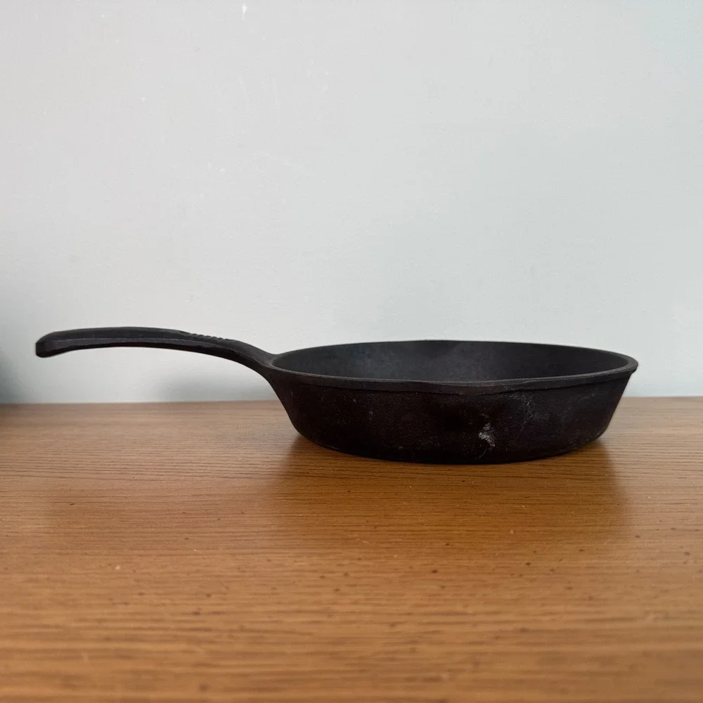Benjamin & Medwin 8 Inch Cast Iron Skillet Frying Pan Black Round Spouted